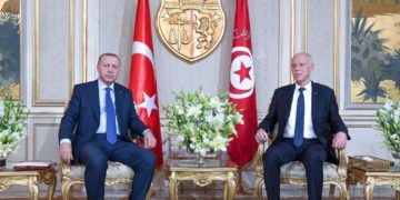 أردوغان يبحث وقف إطلاق النار في ليبيا خلال زيارة مفاجئة لتونس
