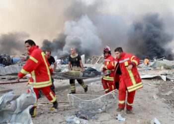 صدمة وذهول في بيروت بعد الانفجار وارتفاع عدد القتلى إلى 135