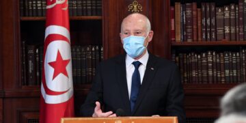 تونس.. جدل بشأن وصول لقاحات كورونا لتطعيم كبار المسؤولين