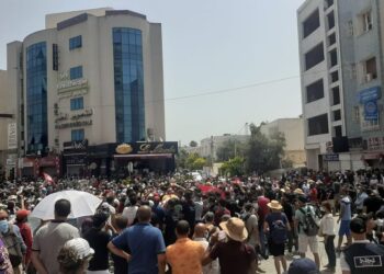 المحتجون يطالبون باسقاط النظام (صور)