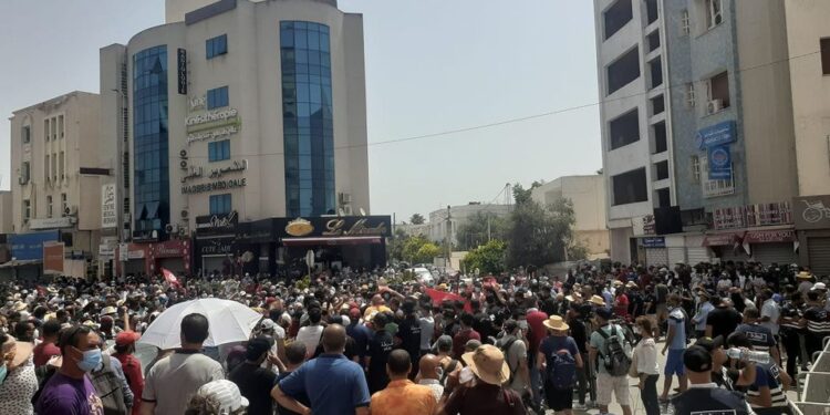 المحتجون يطالبون باسقاط النظام (صور)