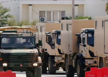 شاحنات عسكرية تنقل 67 مكثف اوكسيجين إلى عدد من الجهات