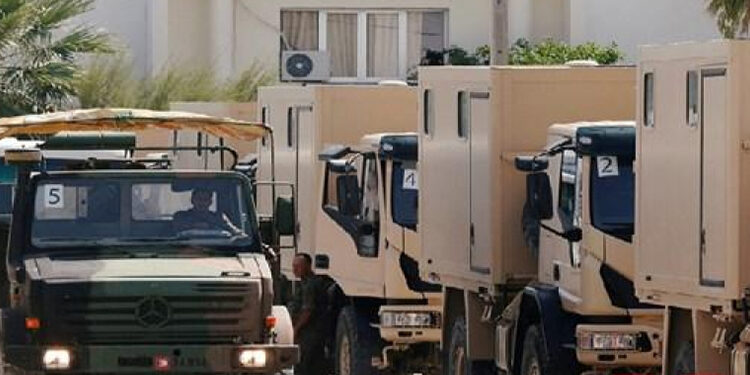 شاحنات عسكرية تنقل 67 مكثف اوكسيجين إلى عدد من الجهات