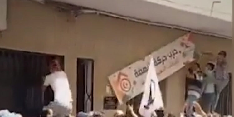 متظاهرون يقتلعون لافتة حزب النهضة في سوسة