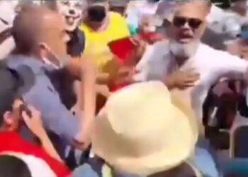 (فيديو) طرد الهنتاتي من باردو من طرف المحتجين