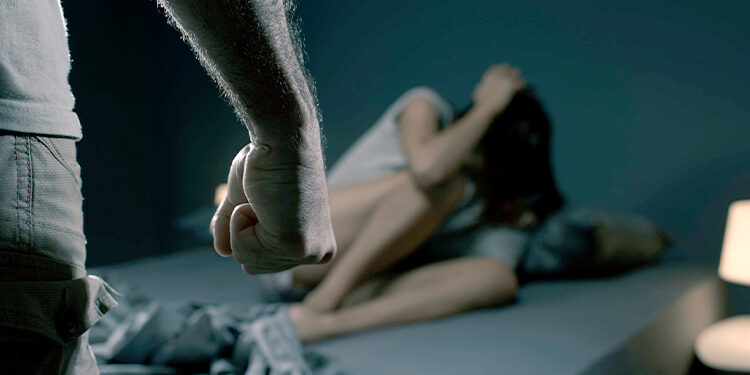 يُحيل زوجته على المستشفى بعد أن أخفت عنه إصابتها بكورونا!