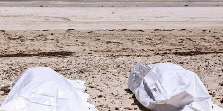 أنتشال 21 جثة بعد غرق زورق مهاجرين قبالة السواحل التونسية