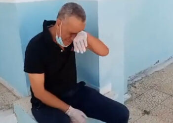 مدير مستشفى ماطر ينهار باكيا بعد نفاد الاكسيجين (فيديو)