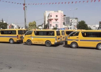 (صور) حجز سيارات نقل جماعي حاول اصحابها اغلاق جسر