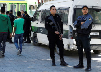 جماعات حقوقية تقول إن تونس سلّمت بوحفص للسلطات الجزائرية منتهكة وضعه كلاجئ