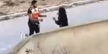 فيديو: يعتدي على زوجته بوحشية نادرة في الطريق العام